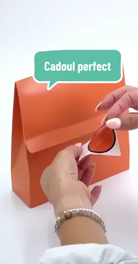 Și cadoul tău poate arăta așa! Essens cucerește prin calitate,stil și eleganță 💙 #cadoulperfect #ideedecadou #cadou #parfum #setcadou 