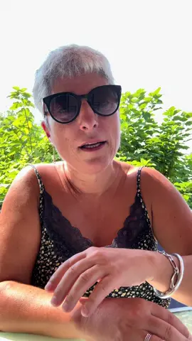 Tu te sens parfois submergée par ton stress ? Ton mental tourne en boucle et tu n’arrives pas à déconnecter ? Tu n’es pas seule 💜 Beaucoup de femmes que j’accompagne vivent la même chose : insomnie, fatigue, anxiété qui colle à la peau… 🌿 Ce que je propose, c’est une approche douce : la libération émotionnelle soutenue par les huiles essentielles. Pourquoi ? Parce qu’on ne peut pas toujours contrôler les situations extérieures, mais on peut apprendre à relâcher ce qui pèse à l’intérieur. ✨ Imagine : ton mental apaisé, ton corps plus détendu, et cette sensation de sérénité qui revient petit à petit. Oui, c’est possible. 👉 Si tu te reconnais dans ces mots, écris-moi en message privé. Ensemble, on verra comment je peux t’accompagner pour retrouver ton calme intérieur. 💜 Et si tu as envie, dis-moi aussi en commentaire : quelle est ta plus grande source de stress en ce moment ? 🌿Laurence Accompagnante en libération émotionnelle et éveil de conscience, j'utilise les soins énergétiques et la puissance vibratoire des huiles essentielles doTERRA pour guider chaque femme vers sa transformation.