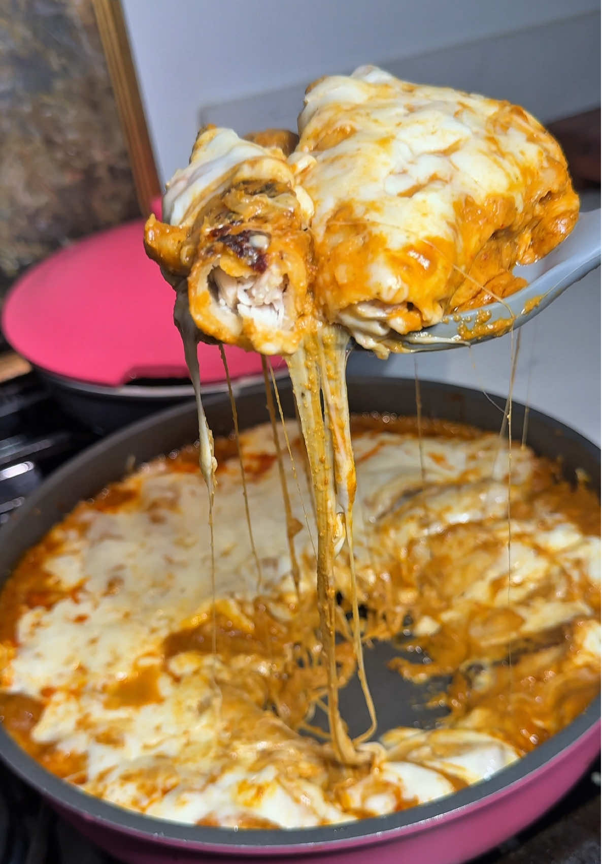 Te imaginas un pastel de pollo cubierto con mole casero y queso Oaxaca derretido? 🤤🔥 Hoy te comparto mi receta paso a paso de pastel de pollo en mole, una idea deliciosa y diferente para preparar pollo desmenuzado con tortillas. Es una receta fácil, rendidora y perfecta para reunir a toda la familia en la mesa. 💕 #ComidaMexicana #enchiladas #EasyRecipe #mexicanfood #comidatiktok 