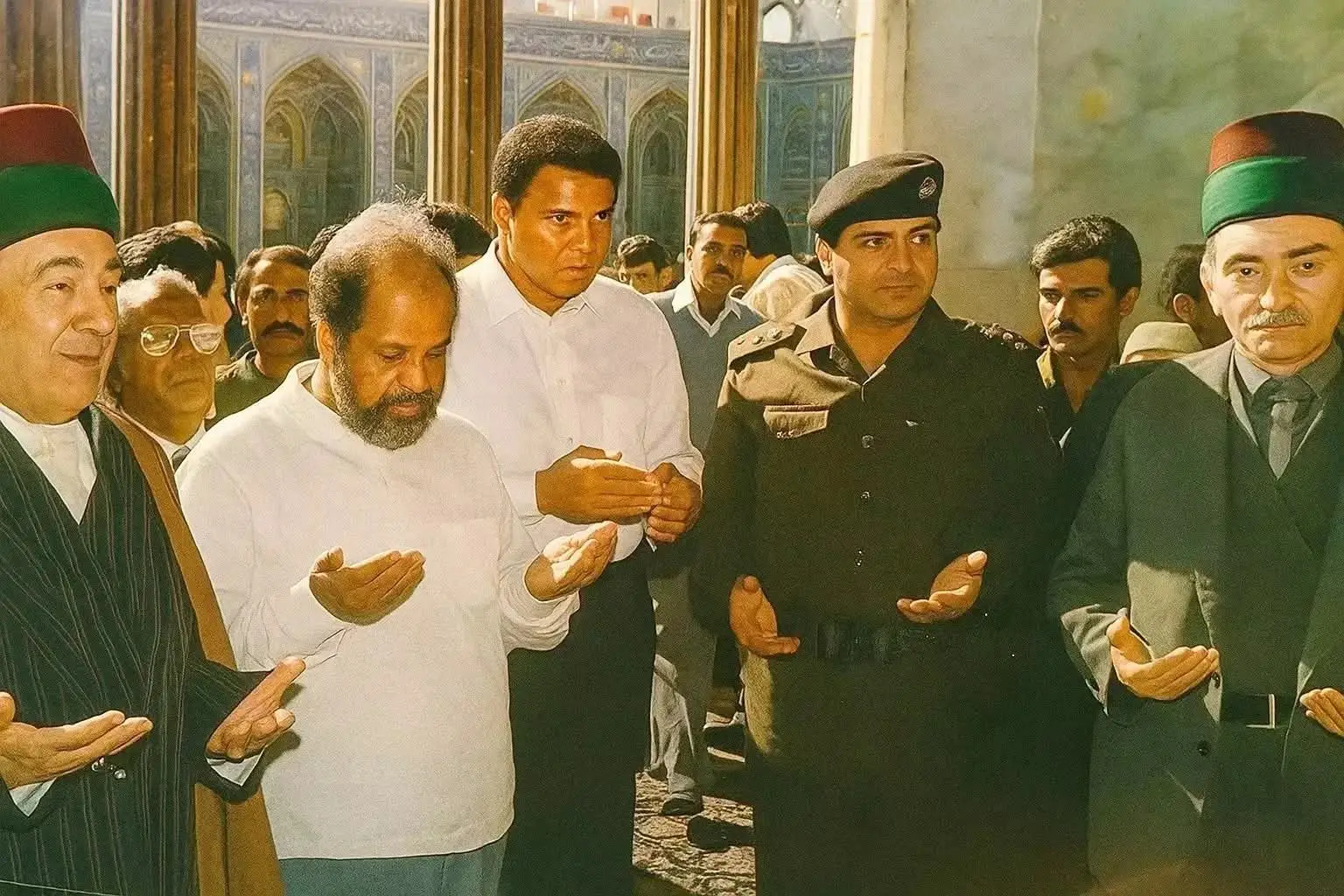 صورة نادرة لإسطورة الملاكمة ( محمد علي كلاي ) تمّ إلتقاطها عند تشرفه بزيارة مرقد الإمام الحسين (ع) في كربلاء سنة 1990م . #محمد_علي_كلاي  #ملاكمه🥊  #اهل_البيت_عليهم_سلام #محتوئ_ديني  #الدين_نصيحة 