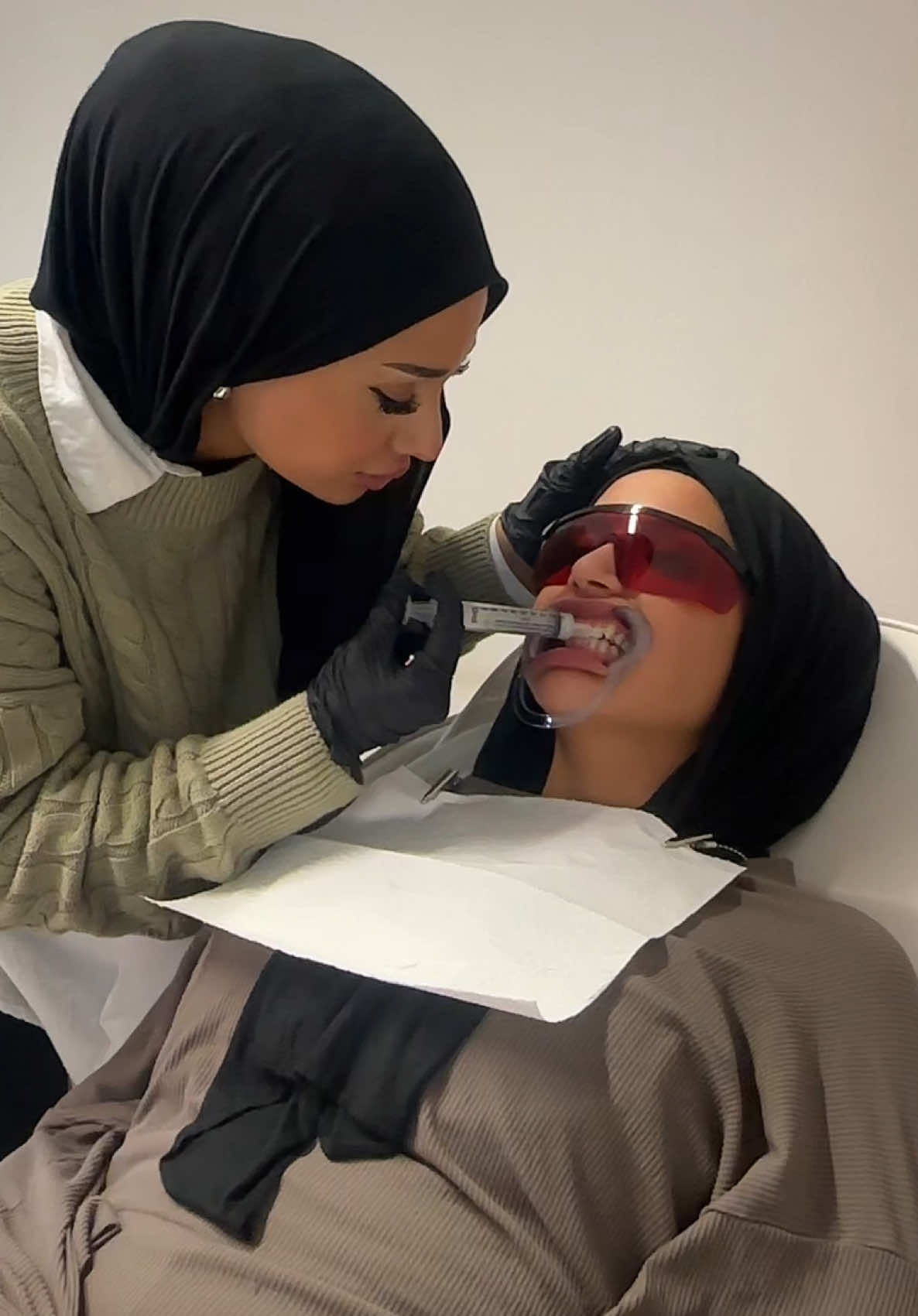 Terminafragen auf Instagram: isoglow_studio #viral #isoglow #fyp #whiteteeth 