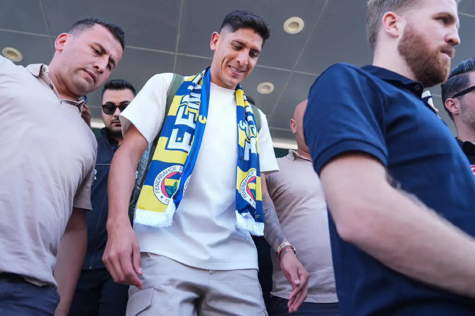 Edson Alvarez: “Taraftarlarımıza saha içerisinde nasıl bir oyuncu olduğumu oyunumla göstermek istiyorum. Benden şunu bekleyebilirler, sahada her zaman özverili ve sorumluluk alan bir futbolcu olacağım. Sorumluluğumun büyük olduğunun farkındayım ama bu takım için her şeyimi vereceğim. Ben ve ailem ilk günden itibaren taraftarlarımızın gösterdiği sevgiyi hissettik. Bu beni daha da motive ediyor. Taraftarlarımız için sahada savaşacağım.”