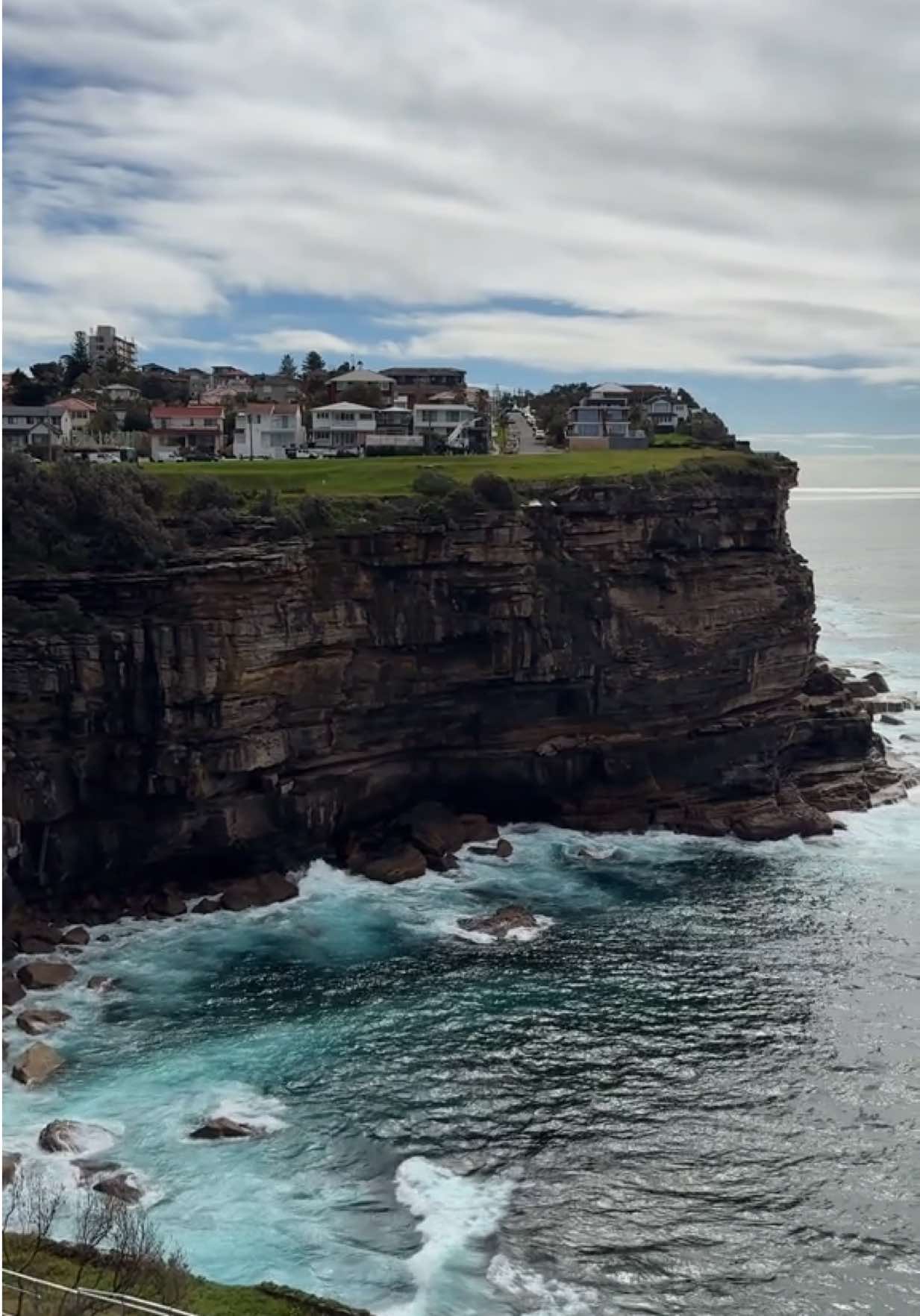 Some walks feel like a movie scene… Sydney has a spot you won’t believe exists 💎✨ #secretsydney #hiddengem #diamondbay #sydney #feelnewsydney 