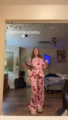 OOTD 🤍 #homeschool #sophomore #school #contentcreator #fyp 