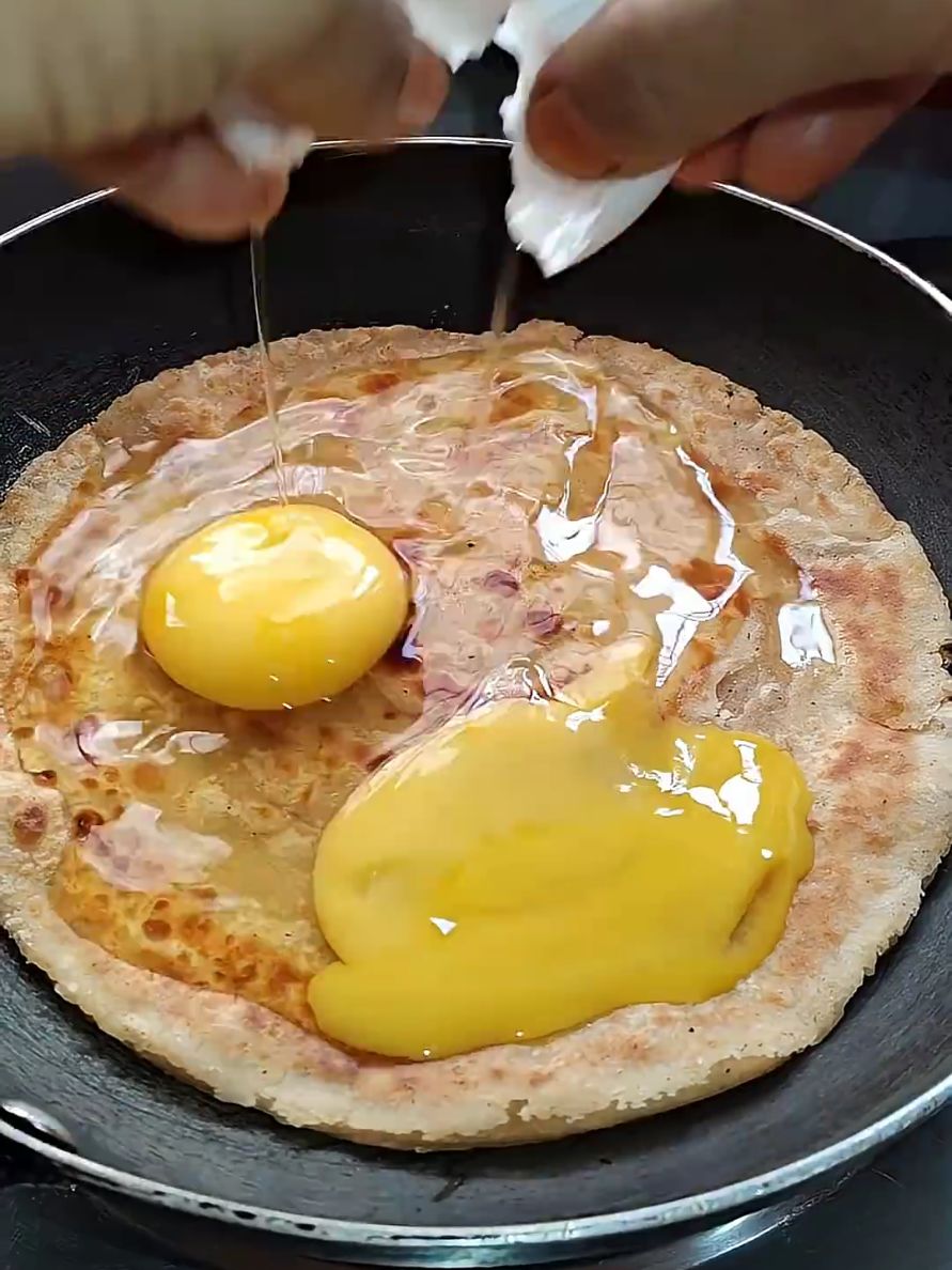 Egg Paratha 😋  #eggs #eggparatha #triangle #cooking #cookingtiktok 