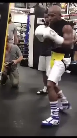 How to throw the perfect jab: Keep it sharp, straight, and snap it back fast it’s your #1 weapon in boxing.  Want to master it and more? Join my boxing classes every Wednesday & Sunday build skill, speed, and confidence in the ring. DM me to reserve your spot! #boxing #boxingtraining #boxingcoach #boxingtips 