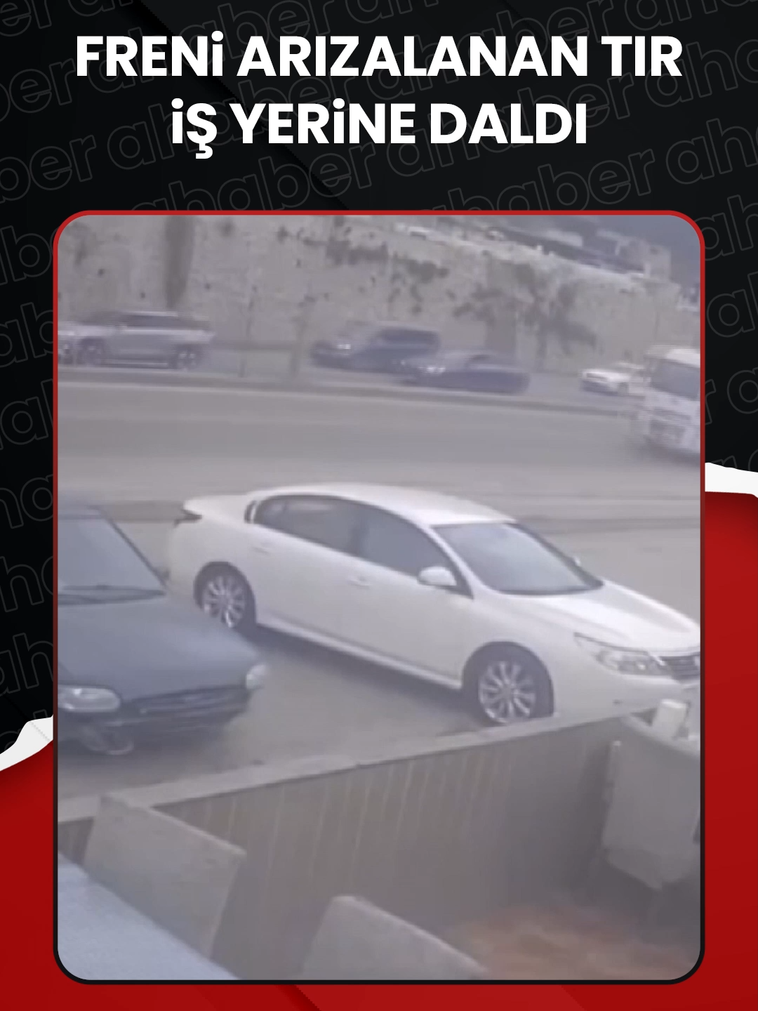 ❗️ #Hatay’da freni arızalanan tır, önce park halindeki vidanjöre sonra bir iş yerine çarptı. Tırın iş yerine çarptığı anlar kameraya yansıdı. #haber