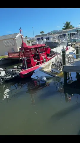 Small center console boat sunk at the dock! It’s usually the smallest things that sink boats, but fortunately the remedy is also easy(ish). With our higher than average tides lately make sure you have enough slack & travel in your dock lines to allow for the tidal swings. #captainretriever #boating #fail #salvage #sunk 