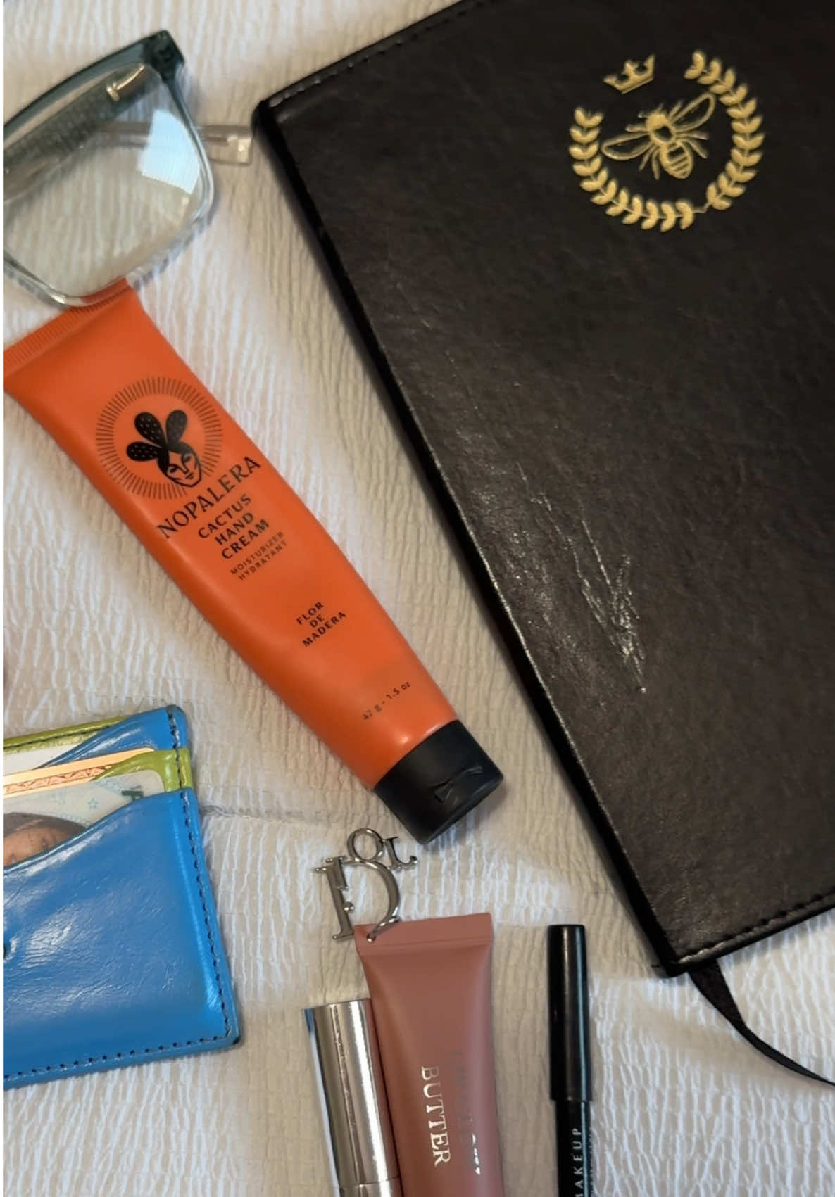 She’s so cute 🤎 #thriftfinds #thriftstorefinds #vintagebag #whatsinmybag #brownshoulderbag  @Nopalera @Diorbeauty @NYX Professional Makeup @AORA MAKEUP 