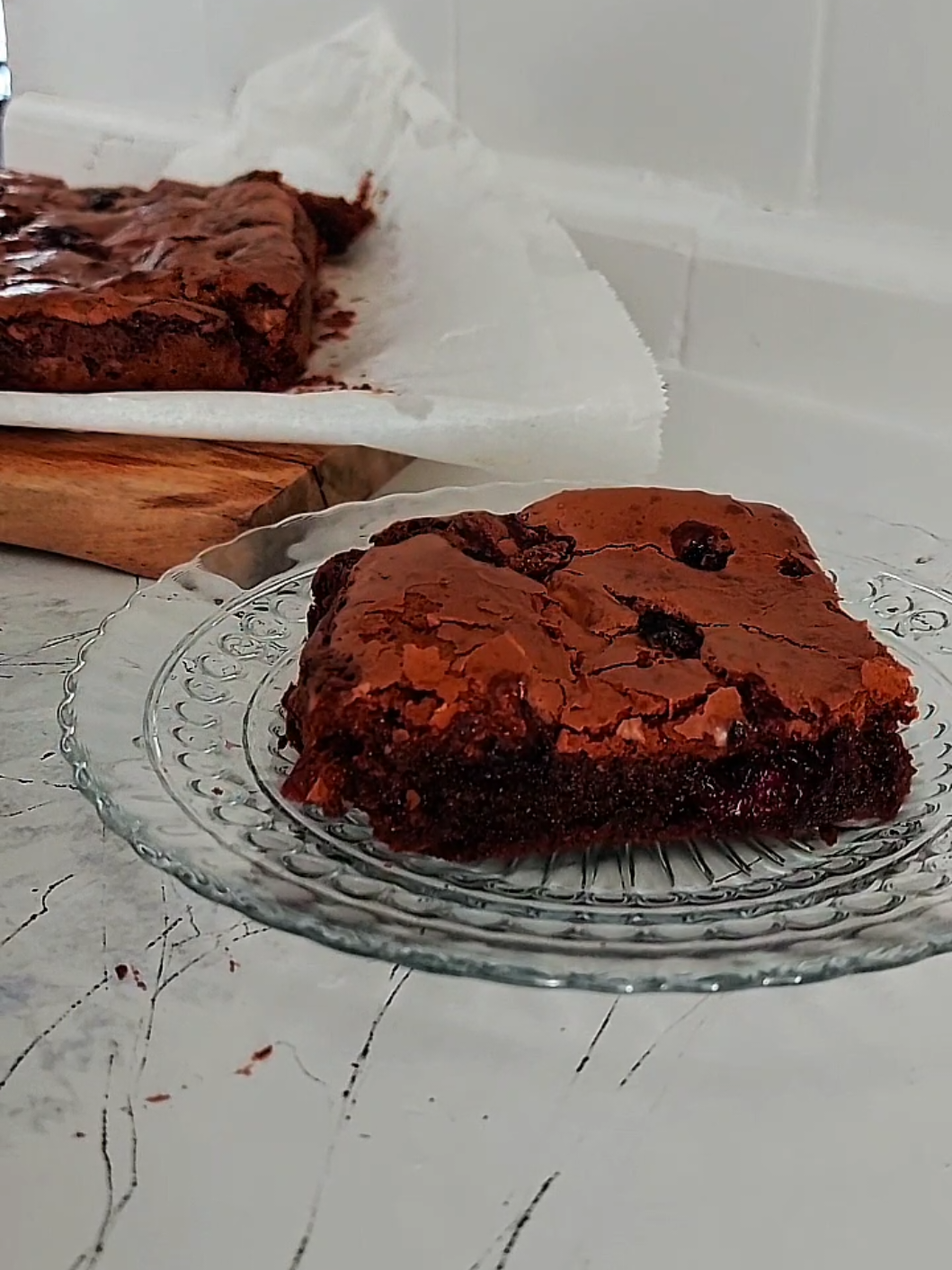 Bol çikolata, bol orman meyvesi… 🍫🍓 İçinden sürpriz gibi çıkan o meyvelerle tam bir mutluluk karesi oldu 💕 Siz de brownie’nizi meyveli mi yoksa sade mi seversiniz? Pekiiii, Bir sonraki tatlı ne olsun? Bana yazmayı unutma 😉😇 #brownie #ormanmeyveleri #tatlı #çikolata 