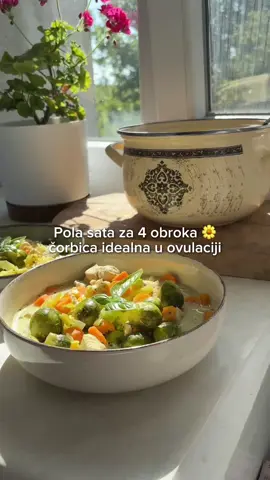 Sastojci za čorbicu: - komadić putera - ½ praziluka - 2 šargarepe (na kolutove) - 600 g pilećeg filea (na kockice) - 1 srednja tikvica (na kockice) - 150 g smrznutog prokelja - 50 g kukuruza - 1 l filtrirane vode - 4kocke zamrznutog junećeg bujona od kostiju - 50 g heljdine testenine - ½ kašičice zdravije vegete - ½ kašičice kurkume - ½ kašičice bibera - 2 kašike pavlake za kuvanje ili kokosove kreme iz konzerve Ceo postupak je prikazan, čorbica je gotova kroz max 30 minuta 🌼 Idealna je u fazi ovulacije jer sadrži proteine iz piletine, kolagen i minerale iz bujona, povrće puno vitamina i vlakana, kao i kurkumu i biber bogate antioksidansima. Brini o svojim hormonima 💛 #hormoni #nutricionista #zenskozdravlje #menstrualniciklus #holističkinutricionista #plodnost #insulinskarezistencija #ishrana #mealprep 