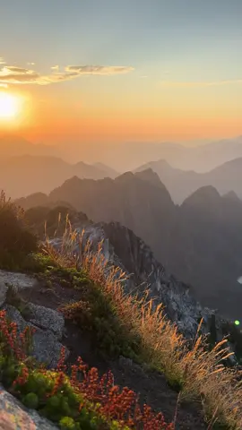 This may be the best spot for a sunset in the whole pnw.. #pnw #Hiking #sunset 