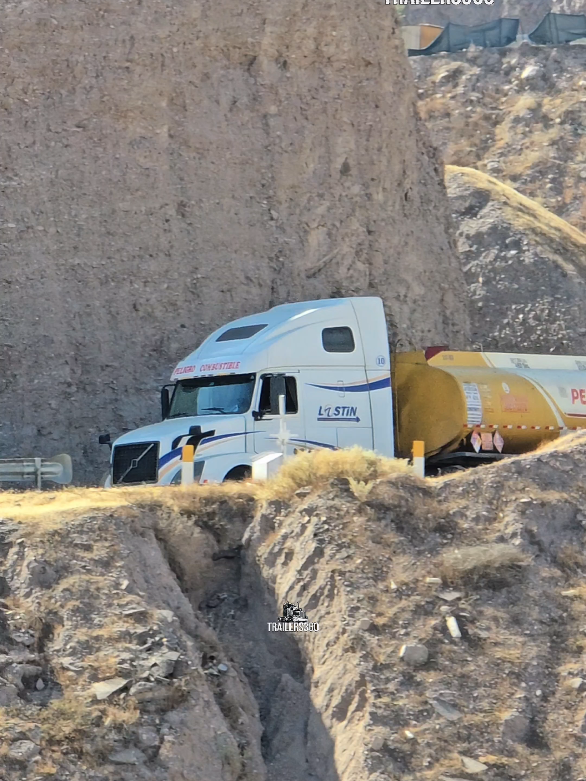 ELEGANTE EL VOLVO AMERICANO bajando por TORATA MOQUEGUA PERÚ #traileros #trucks #trailer #viajes #buses 