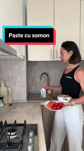 Paste cu somon Ingrediente (3 portii): •260g paste; •300g somon; •200g rosii cherry; •200ml smântână de gătit; •3 cătei de usturoi; • 20g unt; • sare, piper după gust; •o lingură generoasă de capere; • coaja rasă de la o lămâie. Mod de preparare: 1. Am fiert pastele conform instructiunilor de pe ambalaj. 2. Într-o tăvită am pus somonul, rosiile si am introdus-o în Airfryer la 180*C pentru 12 minute. La jumatatea timpului am scos rosille. 3. Am lasat o oala cu pereti înalti pe foc mediu spre mic. Am pus în ea untul si usturoiul tocat mărunt. Am călit pentru două minute. 4. Am adăugat smântâna de gătit si condimentele. Am amestecat si am lăsat compozitia să fiarbă pentru 2-3 minute. 5. Am adăugat în tigaie pastele si un polonic din apa în care au fiert. Am amestecat si am mai lăsat pe foc mic pentru încă două minute. 6. Am oprit focul si am adăugat somonul täiat în cubulete, rosiile, caperele măruntite si coaja de lămâie. Amestecăm si mai adăugăm sare sau piper dacă simtim nevoia.