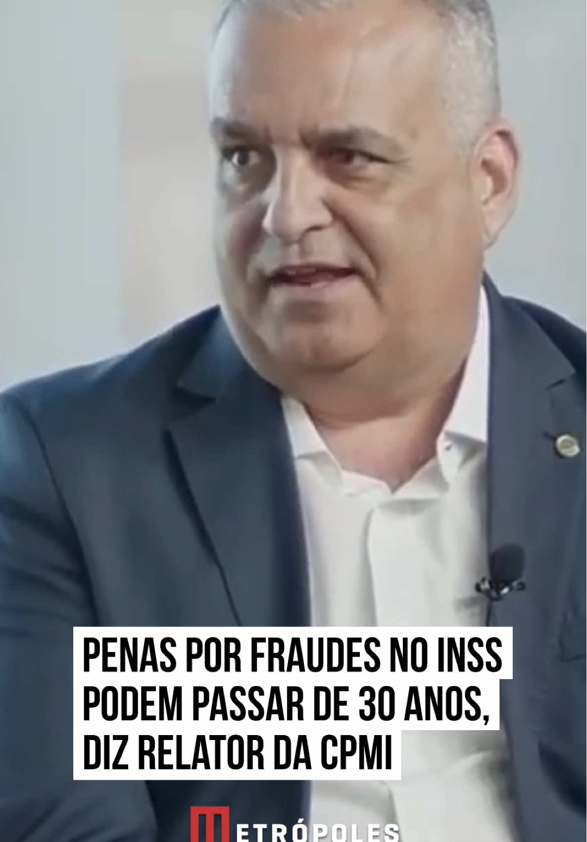 As penas para os operadores das fraudes que lesaram milhares de aposentados e pensionistas do #INSS podem ultrapassar 30 anos de prisão. De acordo com o relator da #CPMI que investiga as irregularidades, deputado Alfredo Gaspar (União-AL), as punições devem variar conforme as condutas e os crimes identificados no decorrer da apuração, conduzida pela #PolíciaFederal (PF). “Não dá para falar em pena máxima sem analisar o Código Penal. Nós podemos ter aí organização criminosa, lavagem de dinheiro, crimes contra a administração pública, corrupção, concussão, fraudes previdenciárias e também falsidade ideológica. Se for feita uma análise precipitada, veremos que são crimes que podem levar a mais de 30 anos de prisão. Mas eu espero que sejam muitos mais anos para colocar na cadeia esses criminosos que tiveram essa ousadia”, disse Gaspar, que é promotor de Justiça e já chefiou o Ministério Público de Alagoas. O relator, que atuou durante 24 anos como procurador do Ministério Público de Alagoas, avalia que a gravidade dos crimes investigados deverá ser considerada na dosimetria das penas. “Os fatos já tornados públicos têm tipicidades penais muito graves e que ultrapassam esse limite de tempo [de 30 anos]. O que vai acontecer, efetivamente, dependerá da adequação da conduta do criminoso ao tipo de delito, e eu espero que a pena seja suficiente para servir de exemplo e combater a impunidade”, afirmou o deputado. #TikTokNotícias ➡️ Leia mais na coluna do jornalistapaulocappelli. Basta acessar metropoles.com 📹 Metrópoles