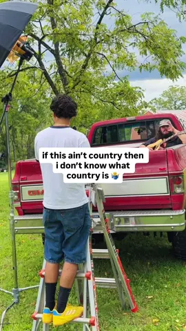 What is it? I’m sure this is country music 🤠
