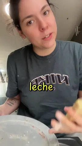 No necesitas un banco de leche enorme para sostener tu lactancia. El cuerpo produce bajo demanda: tu bebé toma, tu cuerpo responde. Tener unas cuantas reservas para imprevistos es suficiente; lo importante es la constancia y la confianza en tu día a día, no la cantidad en tu congelador. #lactanciamaternaexclusiva #lme #lactanciamaterna #mamaprimeriza #maternidad 
