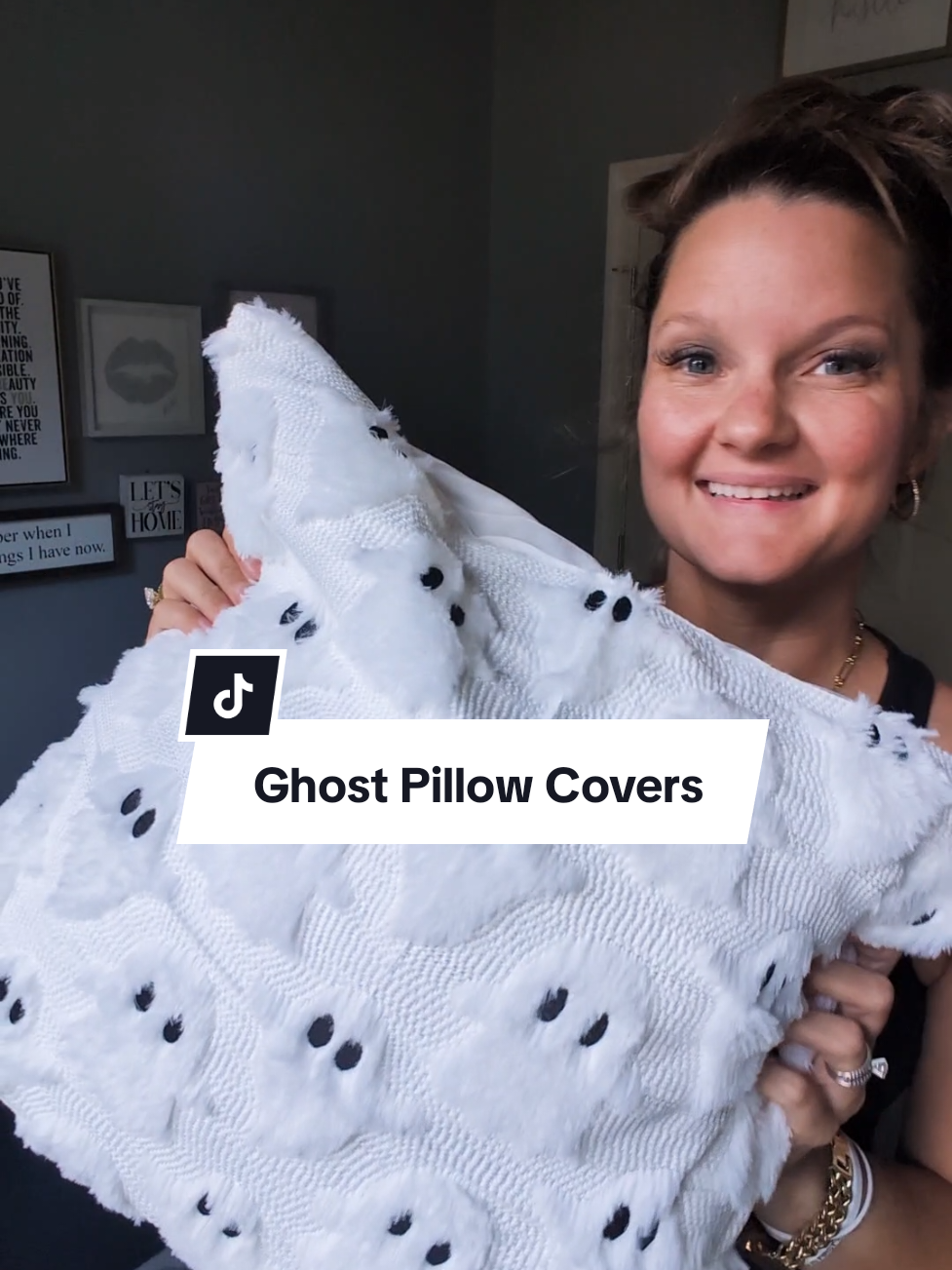 These ghost pillow covers are so cute 👻! I love how they turned my ordinary throw pillows into Halloween decorations! #Halloween2025 #Halloweendecorations #Halloweendecoration #Halloweendecor #Halloween 