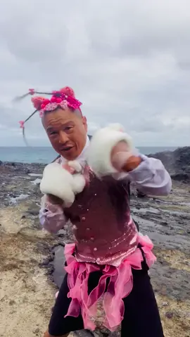 Trying to work on my boxing skills at the ocean. Sharpening my paws in hopes of impressing a sweet beach lady #kawaii #coquette #kitty #martialarts #fashion 