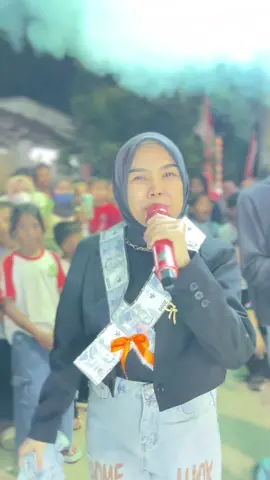 kabeh jejalukan di turuti ya bu payung 😁 #ketuwon #nunuunyil #arakarakan 