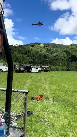 Trabajos en la losa. 🥲⛰️🫠 seguimos! Puro maltrato #lineman #linieroseguro #helicopterwork #linemanlife #highvoltage⚡⚡ 