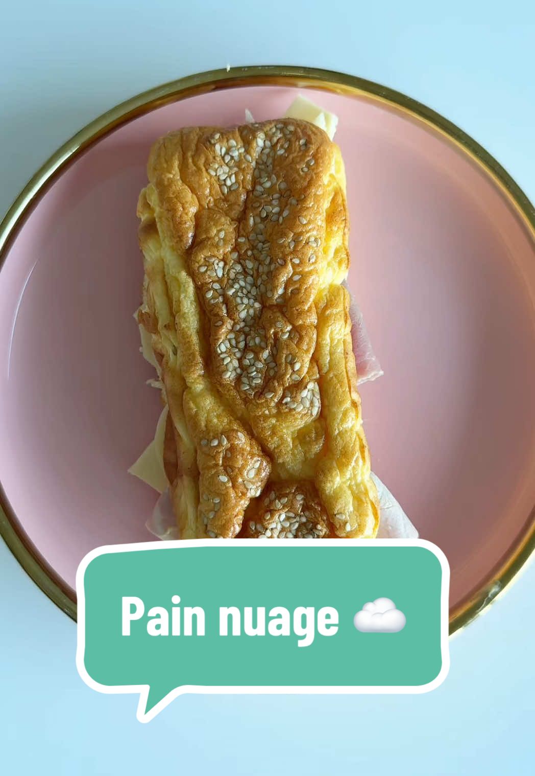 Pain nuage keto , seulement 2 ingrédients🥖 Pas besoin de farine pour un sandwich moelleux 😍 J’ai utilisé un petit moule rectangulaire (≈ 19 cm) au lieu de faire des mini pains. Résultat: une sorte de mini baguette keto, parfaite à couper en deux. Ingrédients 	•	3 œufs 	•	60 g de Philadelphia -Sépare les blancs et les jaunes -Monte les blancs en neige avec une pincée de sel (+ quelques gouttes de vinaigre de cidre pour bien les stabiliser) -Mélange les jaunes avec le fromage jusqu’à obtenir une crème lisse -Incorpore les blancs en plusieurs fois, avec des mouvements enveloppants -Verse la pâte dans le moule (ou forme des petits pains sur une plaque) -160°C – 20 min au four Laisse refroidir 20-30 min sur une grille pour que la texture se stabilise Astuce: un peu de parmesan dans la pâte aide à masquer le goût d’œuf si tu veux une saveur plus “pain/fromage” Résultat: un pain aérien, sans farine, que tu peux garnir comme tu veux  Et bien sûr… j’ai fait la petite danse du bonheur en le goûtant 💃 #keto #lowcarb #perdredupoids #painketo #painnuage 