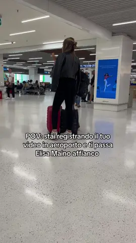 La casualità dei fatti.  Io e mia sorella che registriamo il video, mia mamma che ci registra, Elisa Maino che passa…  @ℳaino  #perte#fyp#aeroporto