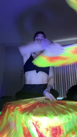 Been a min since I’ve played with my fans🪭🧡 #flowarts #blacklight 