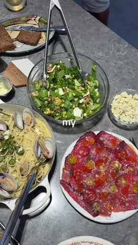 the perfect small dinner party with dirty martini spaghetti vongole, a summer veg salad, and tuna carpaccio ✨🫒🍣