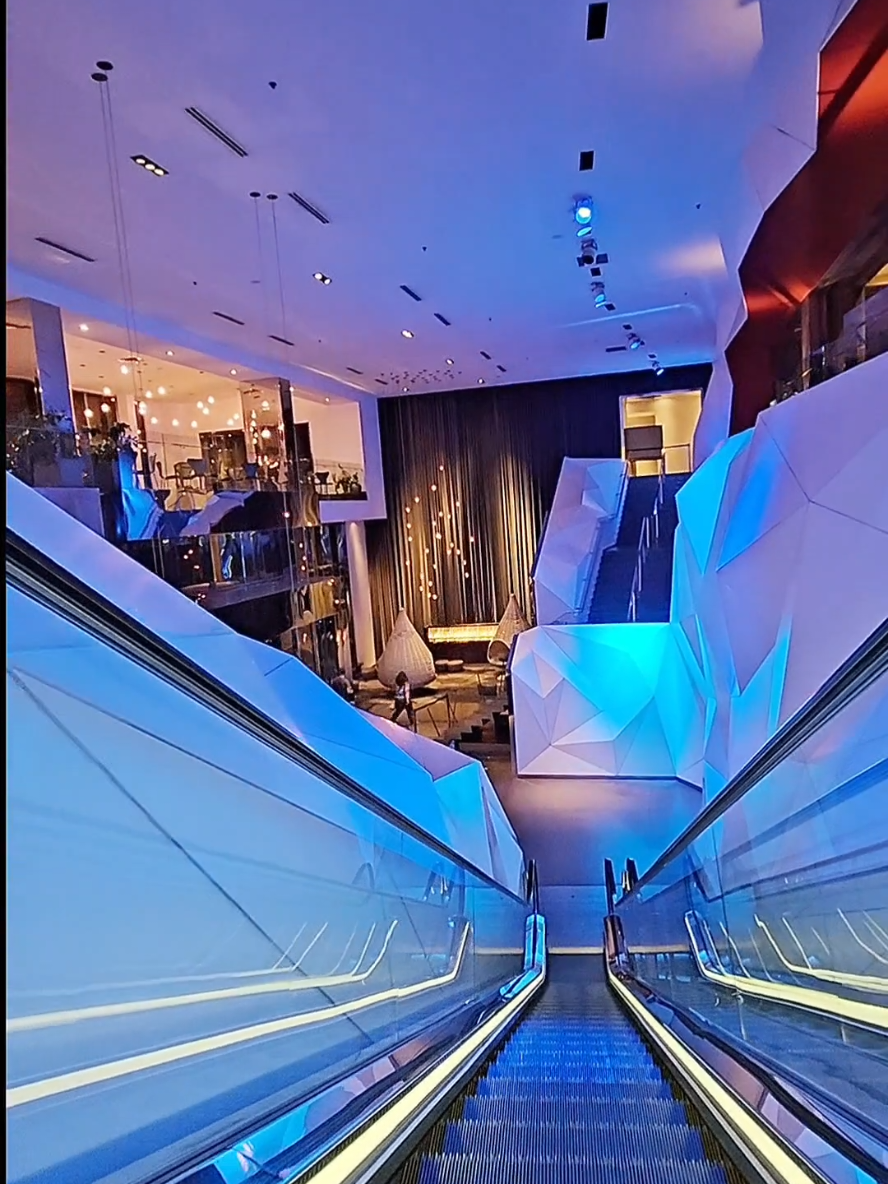 ✨ Room tour at the Radisson Blu Mall of America! From the cozy space to the skyway that connects you right into the mall (shopping + food = yes please 🙌), this hotel made our stay super convenient. Plus, we had a view of the airport which was such a fun bonus. 🛎️ If you’re planning a trip to the Mall of America, book your stay at Radisson Blu using the link on this video. You’ll love the experience as much as we did! #RadissonBlu #MallOfAmerica #bellabooslunches #RoomTour #TikTokGoStay 