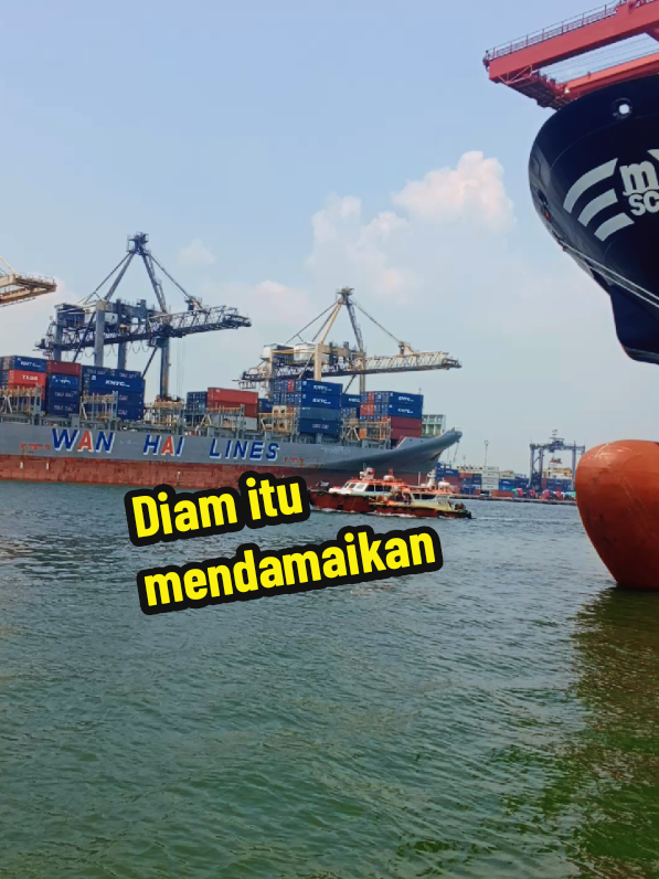 diam yang ingin damai dan tenang  #diam #laut #kapal #damai 