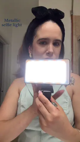 Luz para grabar, fácil de utilizar y de transportar #luz #luzparagrabarvideos #metalicledselfielight 