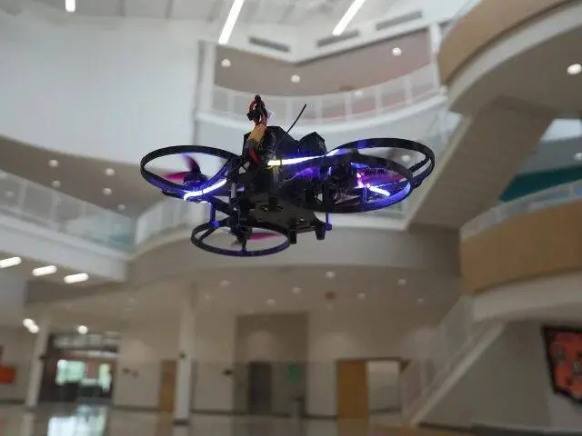 #EEUU Estado de la Florida prueba un sistema de drones armados para combatir a los tiradores escolares https://caigaquiencaiga.net/estado-de-la-florida-prueba-un-sistema-de-drones-armados-para-combatir-a-los-tiradores-escolares/ a través de @cqc44 @enteratemiami