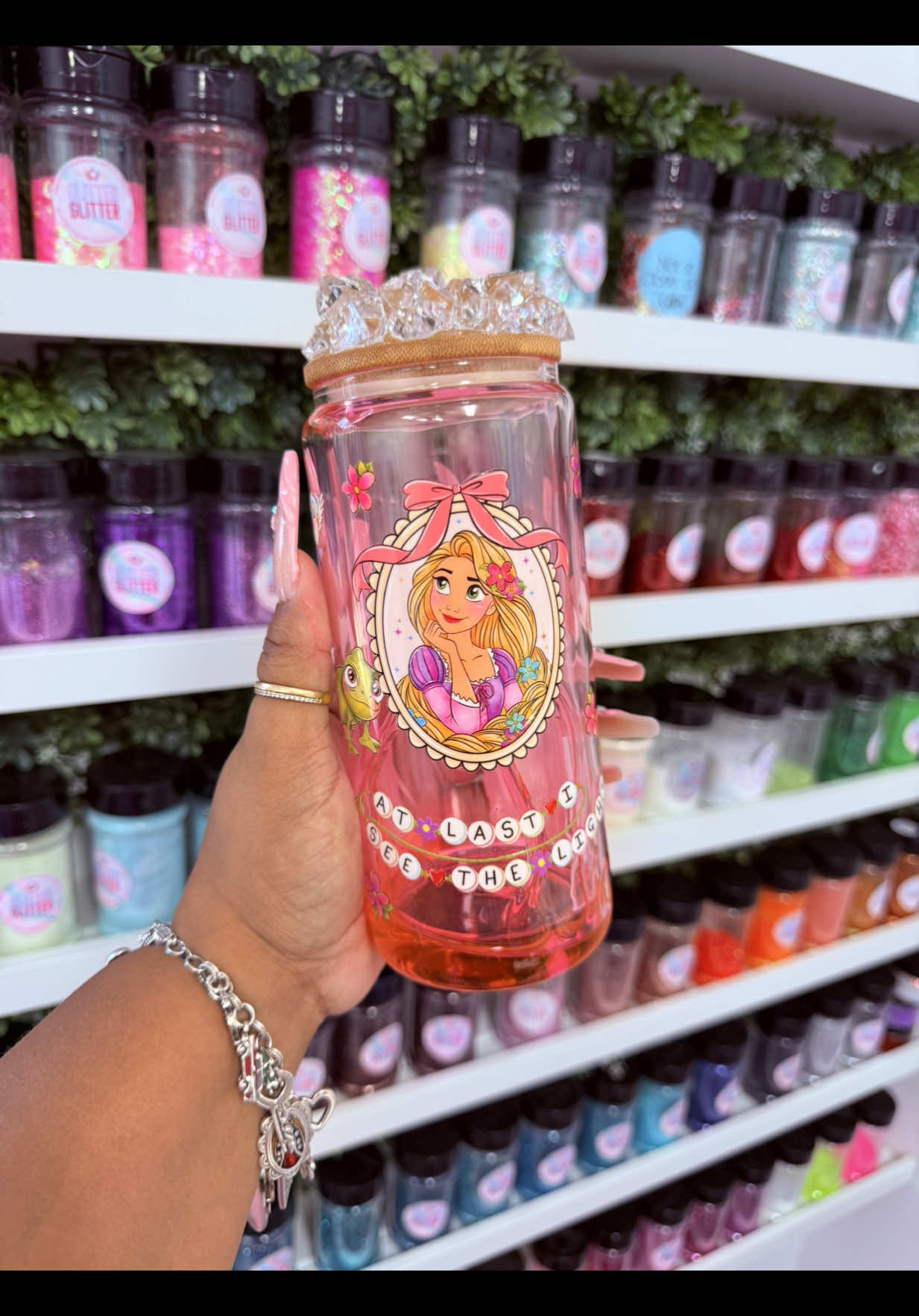 🔮✨ ¿Ya viste la magia en un vaso? ✨ Dale play y mira cómo brilla y se mueve este vaso snowglobe 🥤💖 Perfecto para regalar o consentirte 💌 👉 link en mi perfil  para pedir el tuyo ✨ #SnowglobeCup #VasosPersonalizados #HechoConAmor #AnaDiysCups 