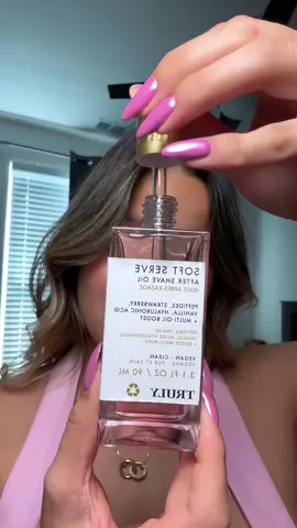 ✨ “¡Obsessed con este aceite! 😍 Deja la piel suave, hidratada y con un glow increíble ✨ #SkincareLover #TrulyBeauty #SoftServeOil #GlowSkin”
