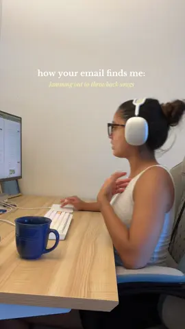 love a good throwbacks vibe for getting emails done ✨ #contentcreator #fyp #ugccreator #influencer 