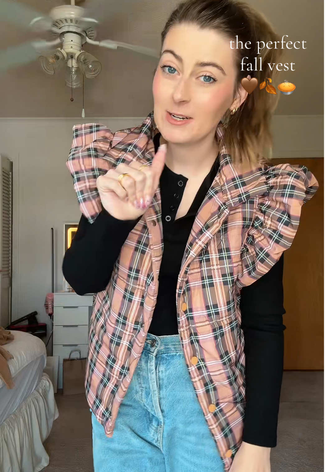 This vest is perfect for all the fall activities! 🥧💛🍂 #fallfashion #fallvest #fallootd #fallootdinspo #falloutfits 