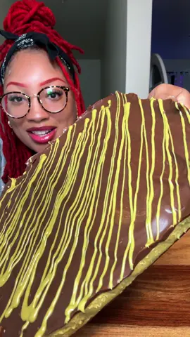 Viral Giant Dubai Chocolate Brownie 💚 the crunch was too good 😌 I wanted to try the Crumbl Dubai Chocolate brownie, but decide to make one myself. I like my cookies big so why not make the brownie big too 🤭 🍫 #dubaichocolate #mukbang #dessertmukbang #dubaichocolatebrownie Dubai chocolate brownie mukbang 
