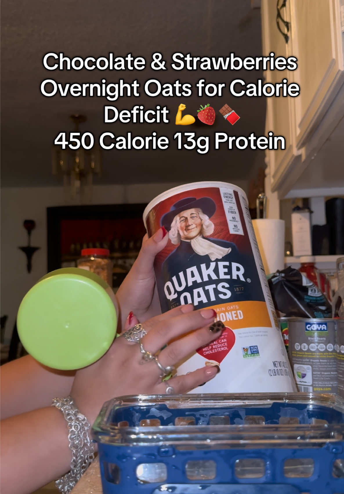 Make my favorite overnight oats with me for Calorie Deficit 🍓🌱💪 #fruitslicing #mealprep #weightloss #portion #overnightoats 