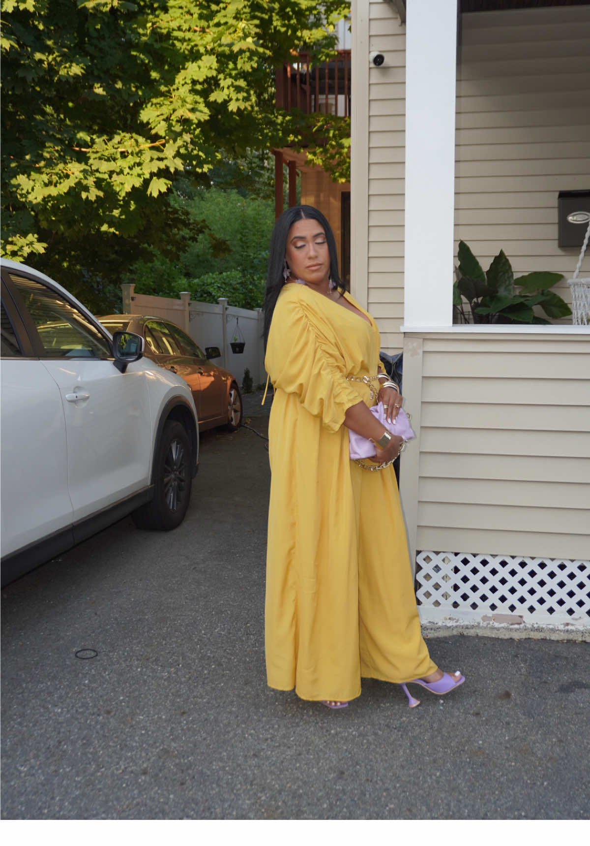 “Hoy me puse mi jumpsuit amarillo favorito 💛✨ ¡lista para brillar y disfrutar el día! ¿Qué opinan de este look? 👀” #OOTD #JumpsuitAmarillo #GetReadyWithMe #EstiloConColor #BrillaSiempre 