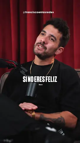 Se feliz con lo que tienes hoy, la felicidad está en lo que vives, no en lo material. El hacer más dinero por ejemplo, no es para ser más feliz, es para estar más cómodo y para poder resolver problemas.  Deja de usar la frase, “si tuviese X fuese feliz”, porque es mentira. Si no eres feliz hoy, no serás feliz mañana. 