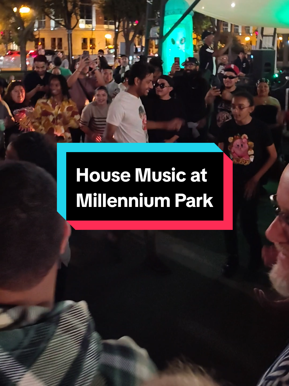 House Music at the Bean 🎶 #Chicago #housemusic #chicagohousemisic #ihearttechno 