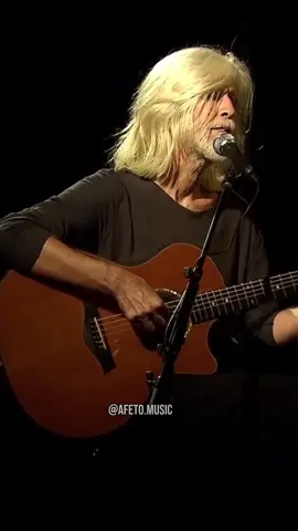 Há músicas que não apenas soam, mas respiram em nós. Metade, de Oswaldo Montenegro, é uma delas: um convite a reconhecer nossas dualidades — força e fragilidade, riso e silêncio, coragem e medo. Quando o clarinete entra, a canção se transforma quase numa prece sussurrada, um sopro que acalma e lembra que ser humano é justamente isso: caber inteiros dentro de nossas metades. Porque viver é aceitar que somos feitos de contrários que se completam, e que a beleza mora nesse delicado equilíbrio.