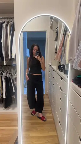 New pant obsession unlocked #pantsforpetitewomen #myriamdiazoutfit #OOTD #petitefashion #petiteoutfit 