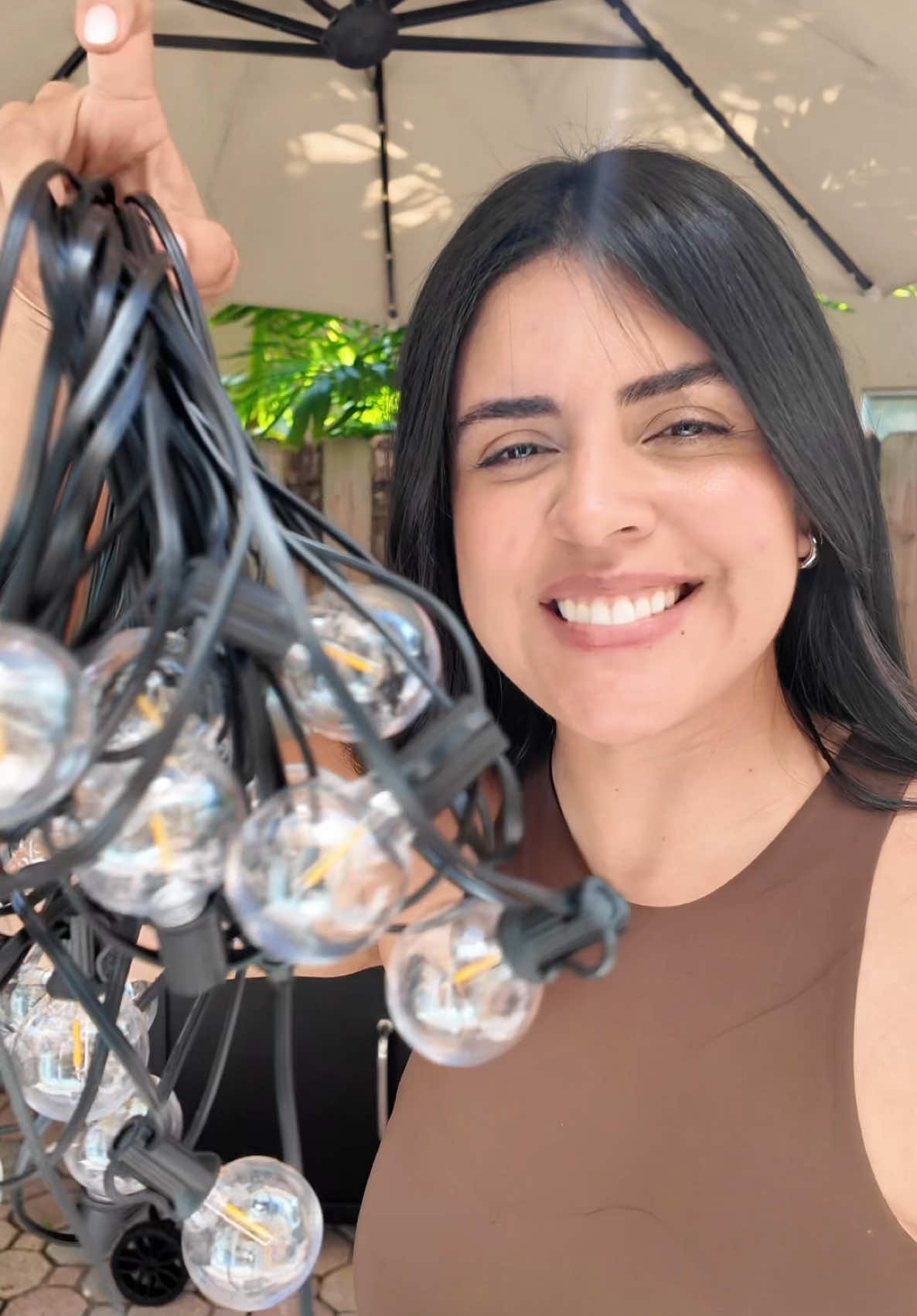 Le estoy dando un refresh a mi patio y estas luces solares de @ollnyofficial fueron el cambio perfecto Funcionan con energía solar, tienen 8 modos de iluminación, son resistentes al agua y se encienden solas al anochecer ¡Fáciles de instalar y sin depender de un tomacorriente! 🌞💡 💬 Comenta “LUZ” si quieres que te envíe el link de estas luces y empieza a transformar tu espacio exterior 📲 El link también está en mi bio y en stories #ollny #ollnysolarstringlights #solarstringlights #patioinspiration #patioideas #patioinspo #outdoorlights