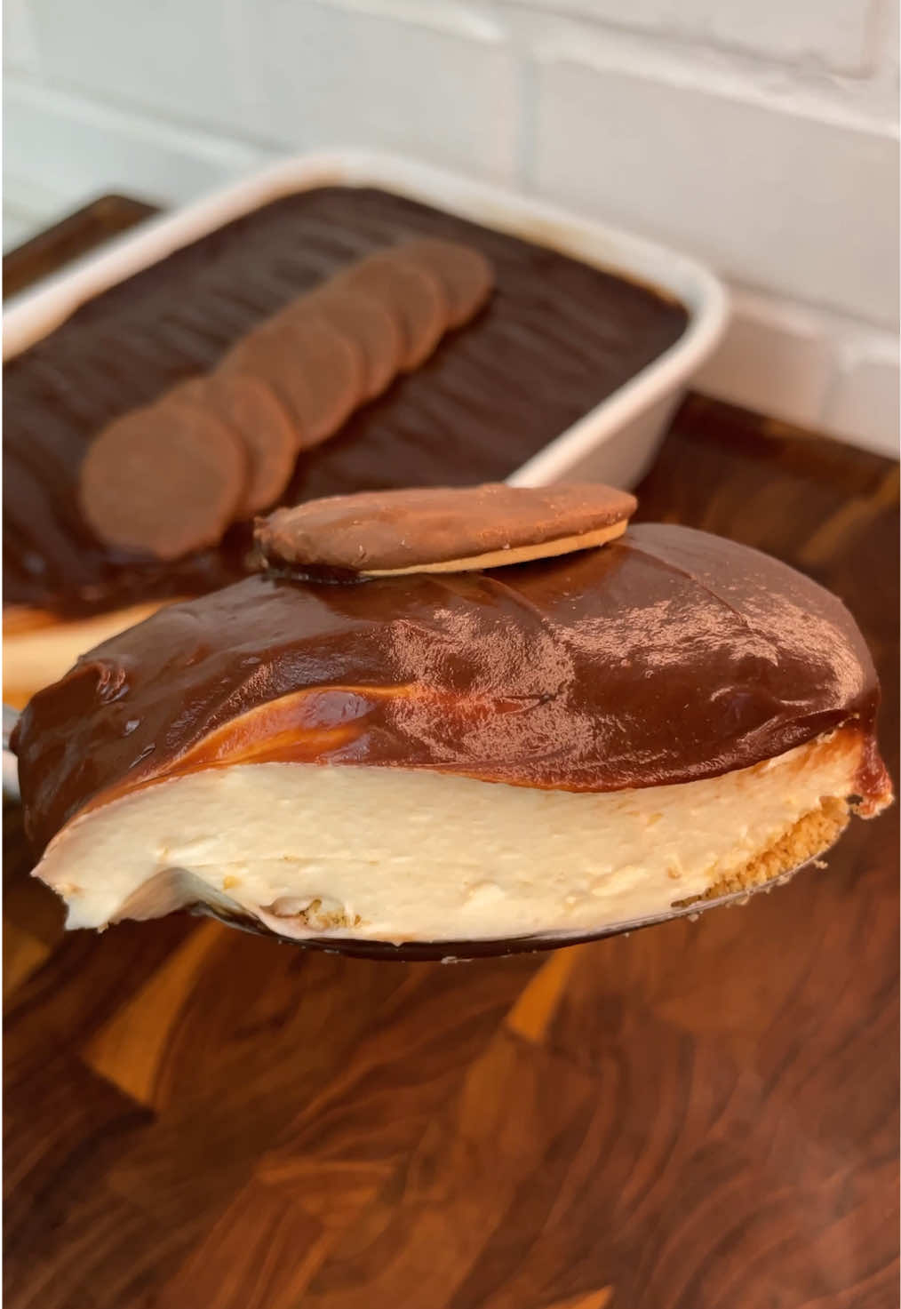 Torta holandesa, achei que seria mais difícil EU AMEI Ingredientes do creme: 1 cx de leite condensado  1 cx de creme de leite 1 colher de manteiga  3 gotas de baunilha  Para o ganache: 500g de chocolate ao leite 1 cx de creme de leite Usei 2 pacotes de bolacha maisena e 100g de manteiga derretida  #torta #sobremesa #fyp #foryou 