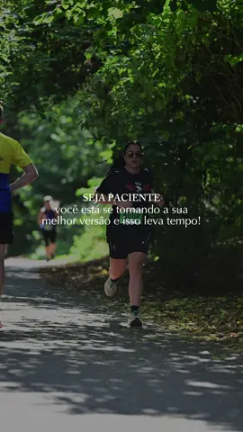 Um dia você começa correndo 2 km, cansado, achando que não vai aguentar. Depois de um tempo, percebe que 5 km se tornam leves, 10 km não são mais impossíveis e os 21km que parecia tão inatingível faz parte da sua conquista. A corrida ensina que evolução não acontece de um dia para o outro… mas passo a passo, treino a treino. E quando você olha para trás, percebe o quanto já conquistou. Esse é o verdadeiro poder de não desistir. #oskorre #run #Running #runner #corridas 