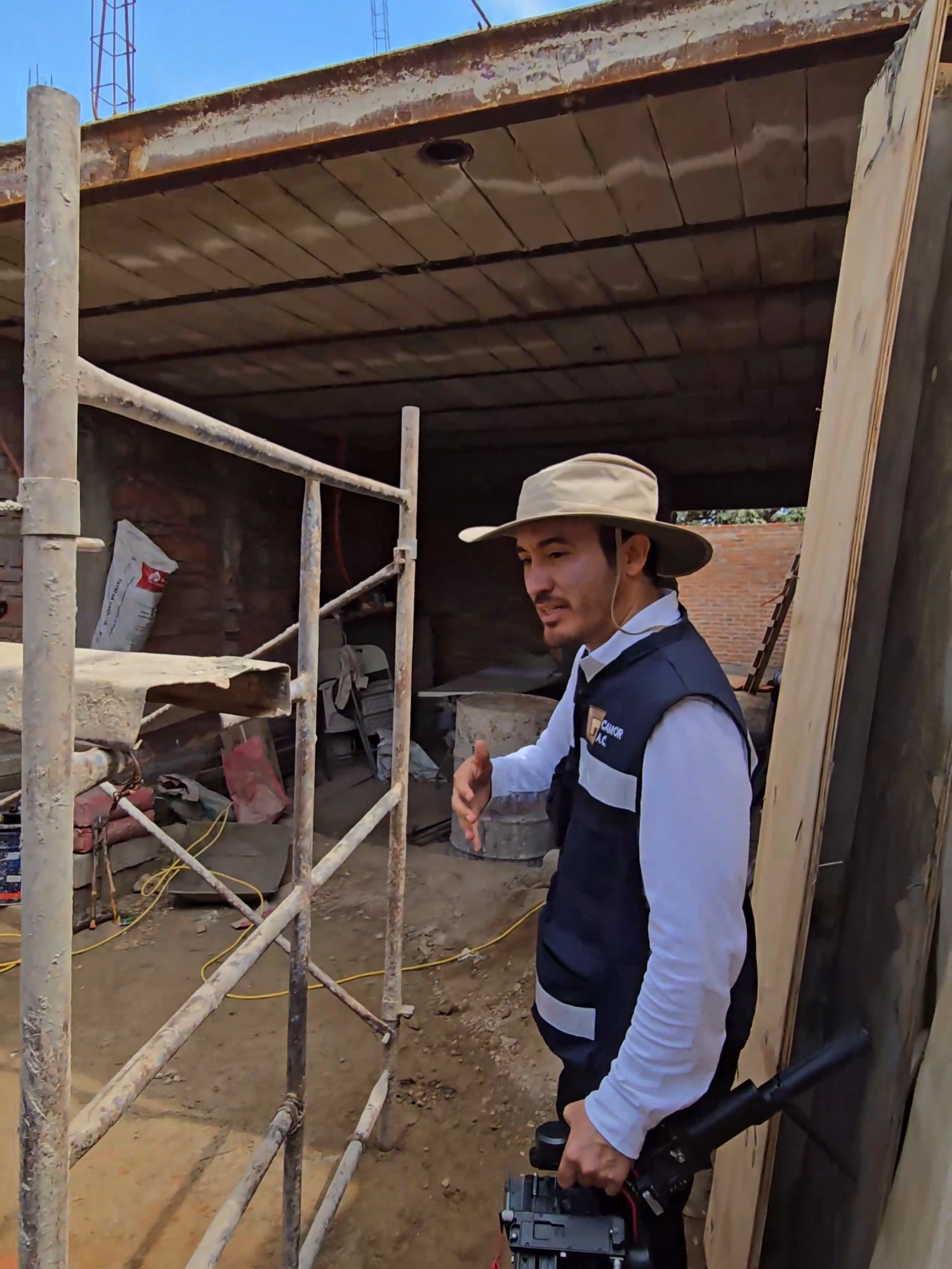 ¡Seguimos avanzando! Jóvenes, estamos trabajando en la construcción del muro de concreto en la casa de Emanuelle. Este muro está diseñado para brindar mayor seguridad ante movimientos sísmicos. Además, estamos diseñando los patios, que funcionarán como los pulmones de la casa, permitiendo una mejor circulación de aire y luz natural. Agradecemos profundamente a los patrocinadores por su valioso apoyo. @micropilotesgudalajara @solococinas_gallery @akhabitare @gdl.propiedades @fester_mexico @ferremateriales_mezquitic1069 @mabe_global @troystonemarmolesygranitos @rotoplas @vitromex — #UnTechoParaEmmanuel #ConstrucciónPasoAPaso #ProyectoSolidario