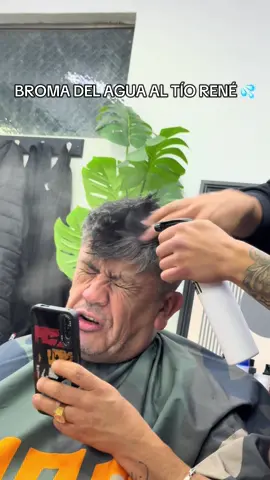 Broma del agua al tío René 💦😂#creadoresdecontenido #renepuente #humor #contenido #viraltiktok 