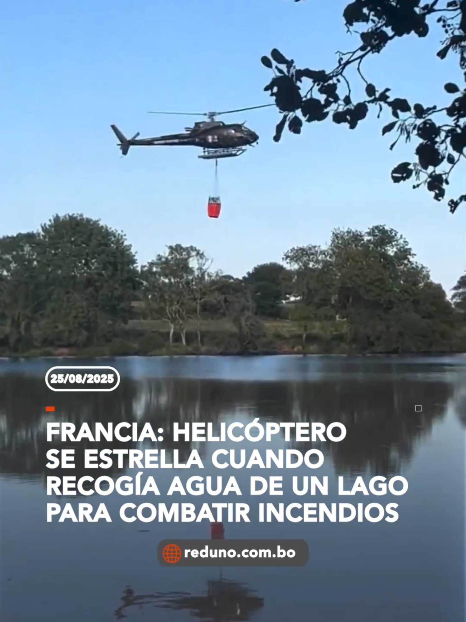 #Internacional l Un helicóptero se estrelló en un lago cuando intentaba recoger agua para combatir un incendio en Francia. Según autoridades, los dos tripulantes lograron llegar a la orilla ilesos. El helicóptero había hecho 27 descargas de agua antes del accidente. Visita reduno.com.bo Vía: thibaees en Instagram. #RedUno #Helicoptero #Francia